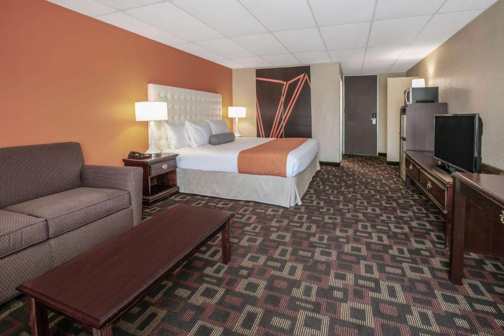Howard Johnson by Wyndham Oklahoma City Airport/ Fairgrounds image
