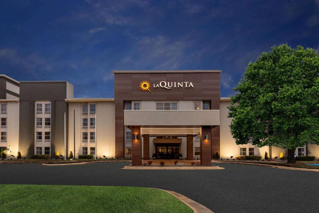 La Quinta Inn & Suites by Wyndham Jonesboro image