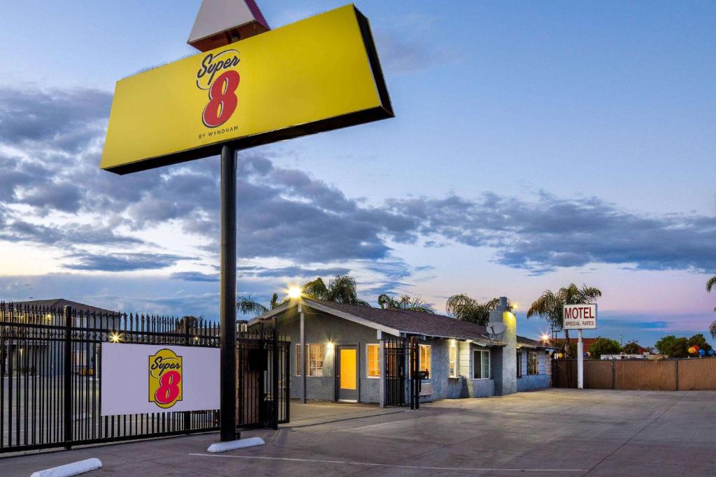 Super 8 by Wyndham Bakersfield Ca image