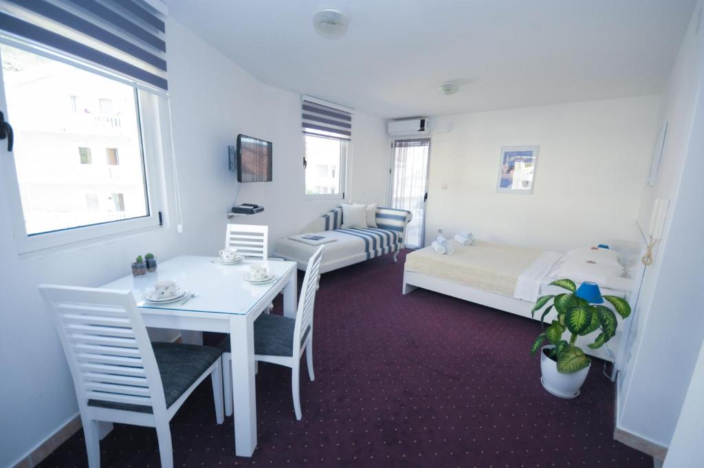 Студио (Номер-студио с балконом), Budva Inn Guest House
