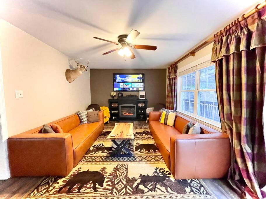 4 min to Bryce, In/Outdoor Fireplace, XL Gameroom
