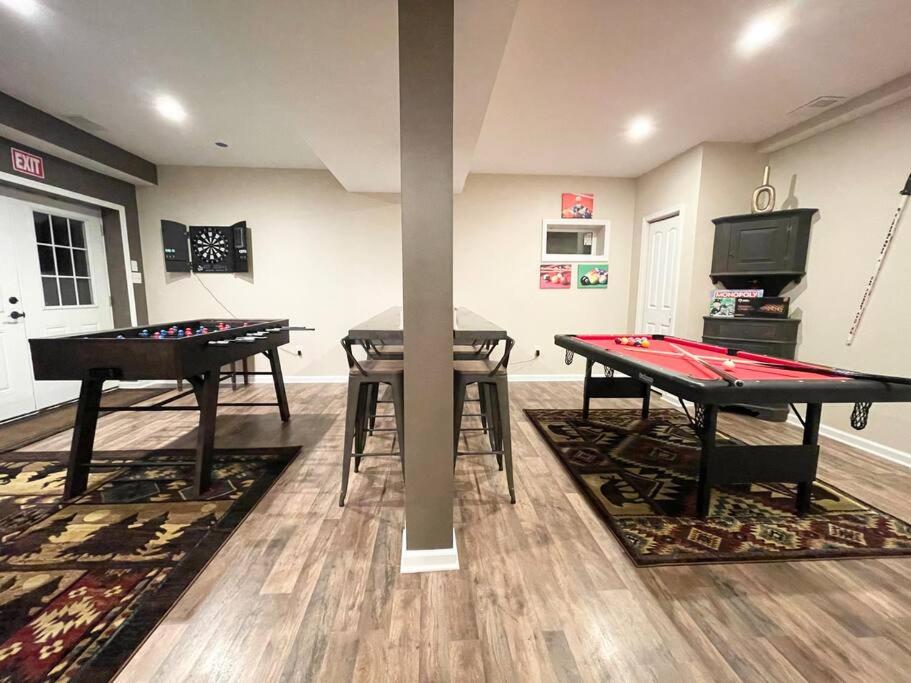 4 min to Bryce, In/Outdoor Fireplace, XL Gameroom photo 1