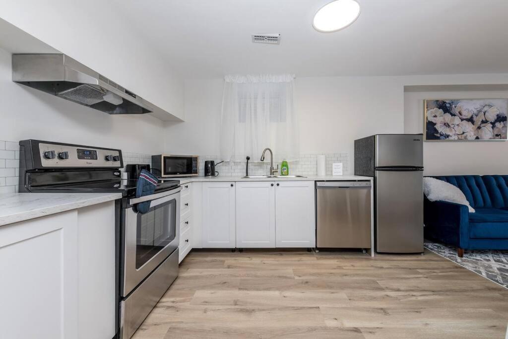*Modern & Cozy* Basement 1 Bdrm W/Fast Internet & Smart TV photo 4