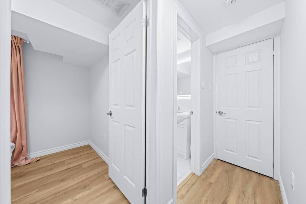 Adorable 1-bdrm basement, Fast WIFI, Free Parking, Smart TV photo 1