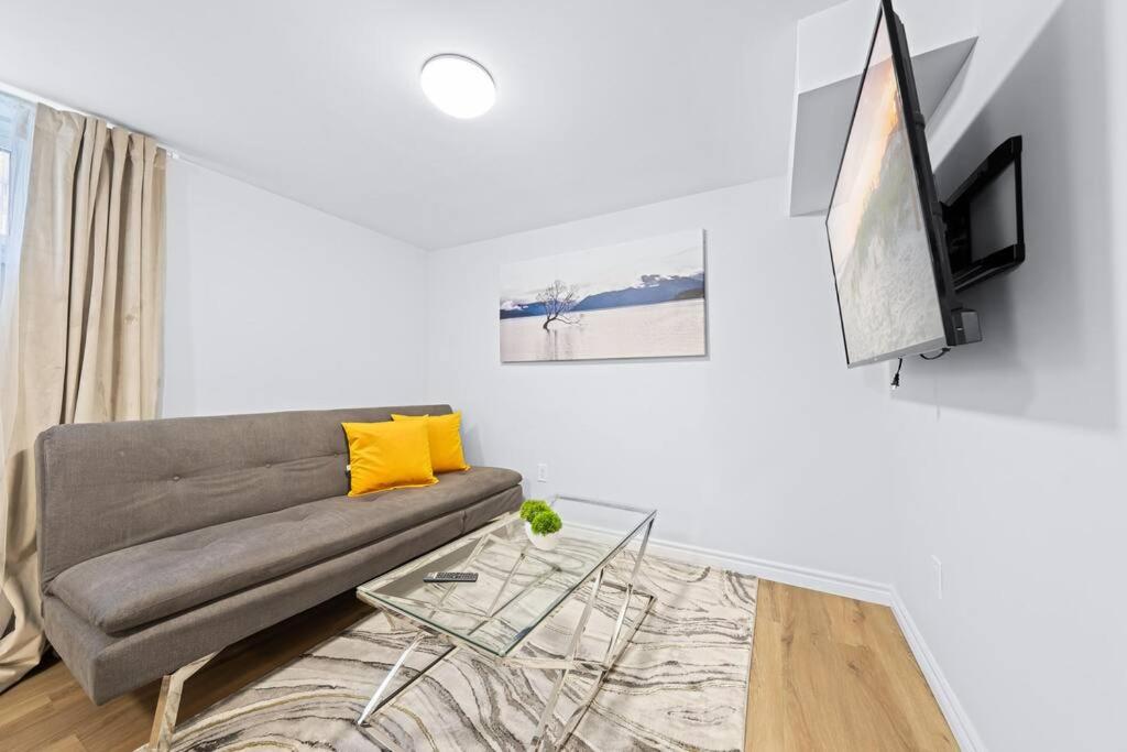 Adorable 1-bdrm basement, Fast WIFI, Free Parking, Smart TV photo 3
