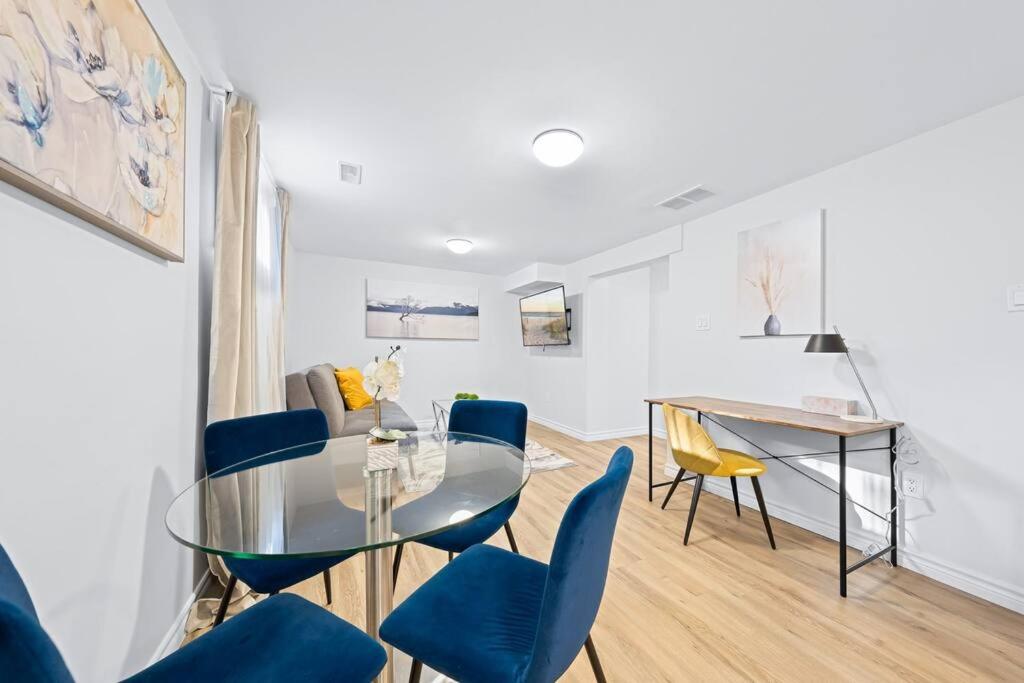 Adorable 1-bdrm basement, Fast WIFI, Free Parking, Smart TV photo 4