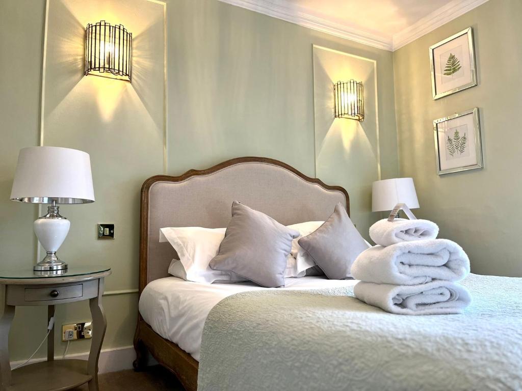 Findon Manor Hotel - Tap to explore photos