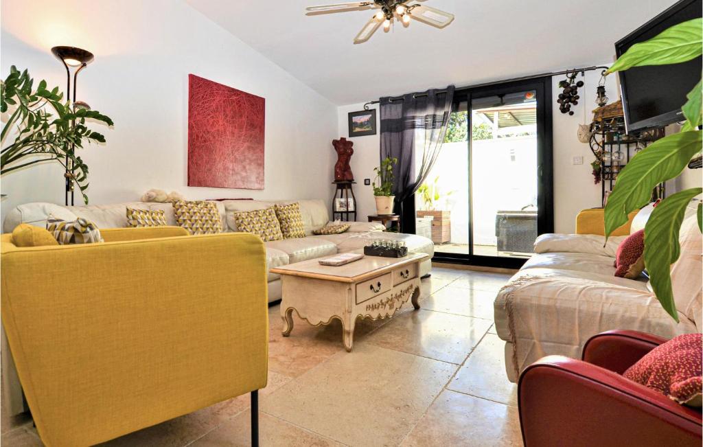 Beautiful Home In Le Pontet With 3 Bedrooms, Outdoor Swimming Pool And Swimming Pool photo 1