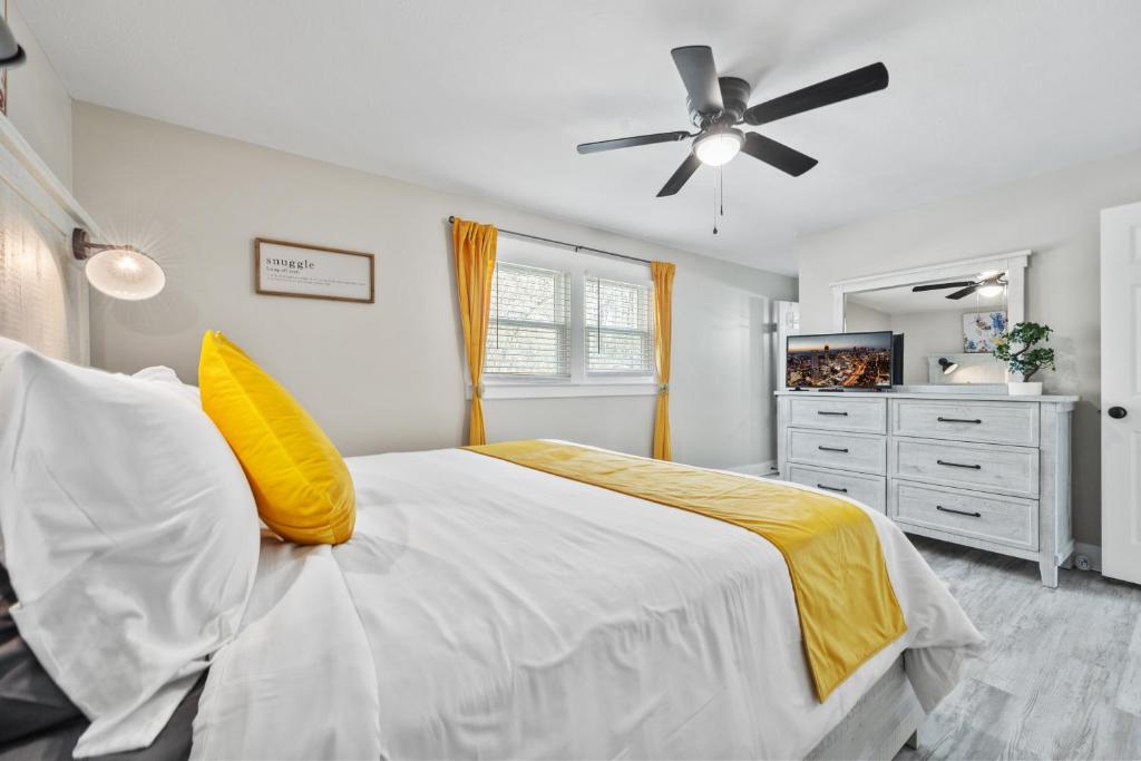 The Happy Place: 3BR Home on Quiet Street photo 3