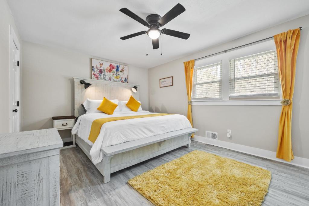 The Happy Place: 3BR Home on Quiet Street photo 1