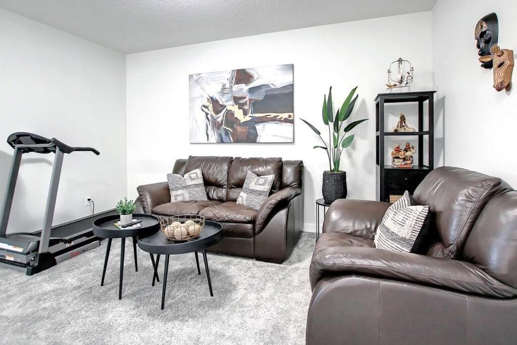 Beautiful 3Bed-with AC-Close to Spruce Meadows & Mountains photo 4