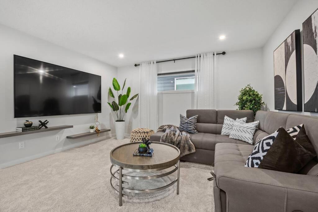 Luxury-4bed with AC-86"TV-BrandNew in Cranston, Calgary photo 1