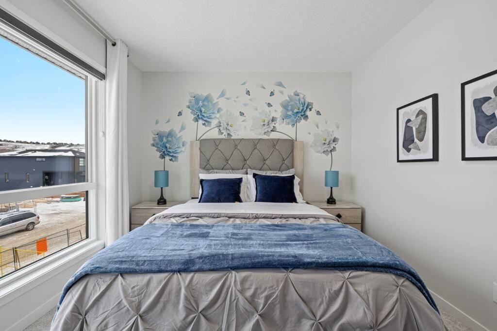 Luxury-4bed with AC-86"TV-BrandNew in Cranston, Calgary photo 2