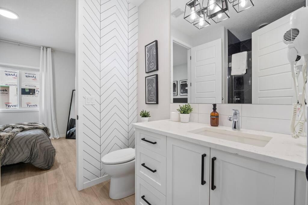 Luxury-4bed with AC-86"TV-BrandNew in Cranston, Calgary photo 3