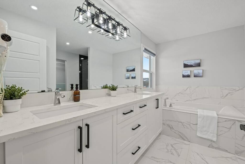 Luxury-4bed with AC-86"TV-BrandNew in Cranston, Calgary photo 4