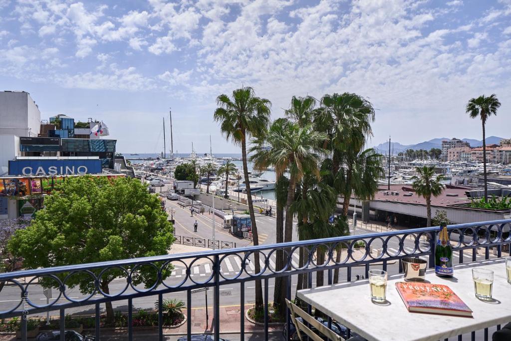 Croisette Luxury Waterfront across the sea photo 3