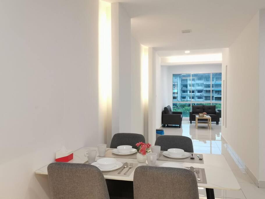 Queensway ONE Homestay 10Pax 3Rooms photo 3