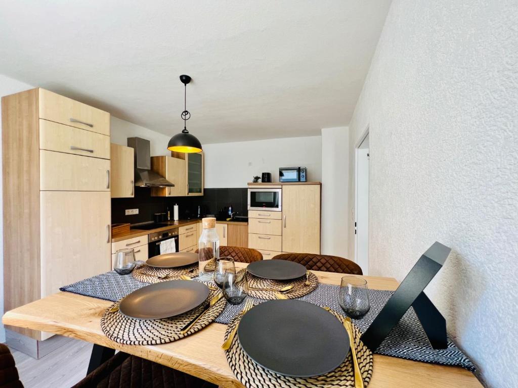 Ferienwohnung - ruhige Lage, Geräumig, mit Arbeits- und Parkplatz, Küche, Netflix, perfekt für Gruppen photo 2