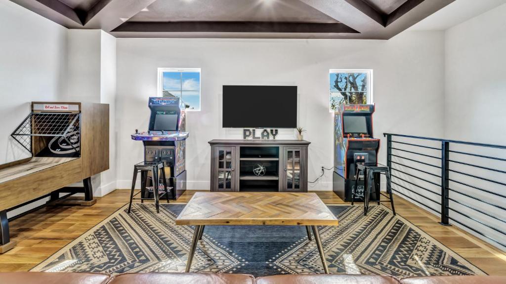 Luxury (Less than mile from AT&T Stadium/GlobeLife) GameRoom/Basketball Hoop photo 3