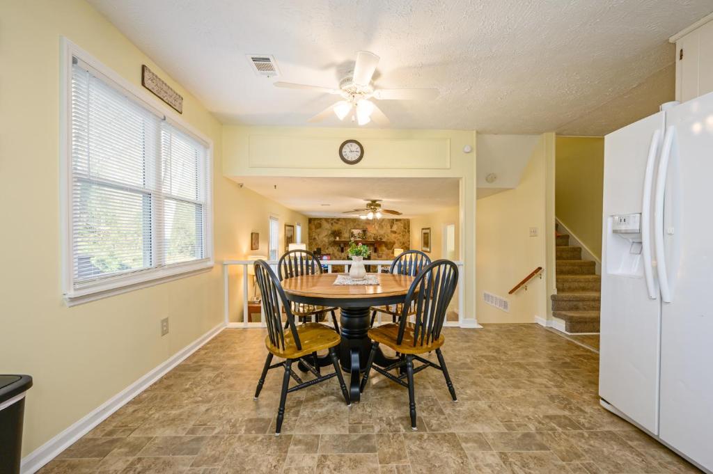 Rustic 4BR Home In Huge Open Air Space & BKYD Deck photo 3