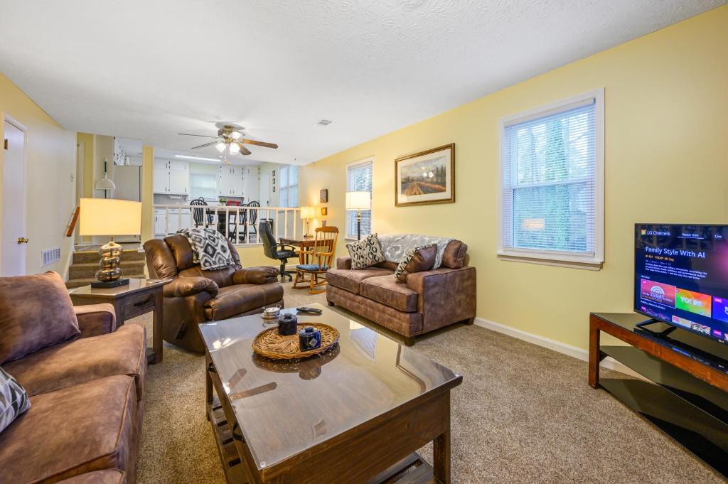 Rustic 4BR Home In Huge Open Air Space & BKYD Deck photo 1