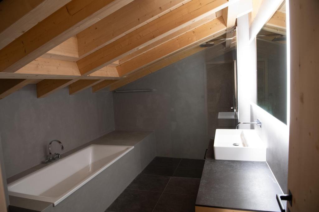 Chalet mit Kino und Jacuzzi in Gsteig b. Gstaad photo 4