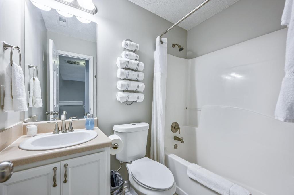 Welcome To This 4BR Getaway Near LakePoint Sports photo 3