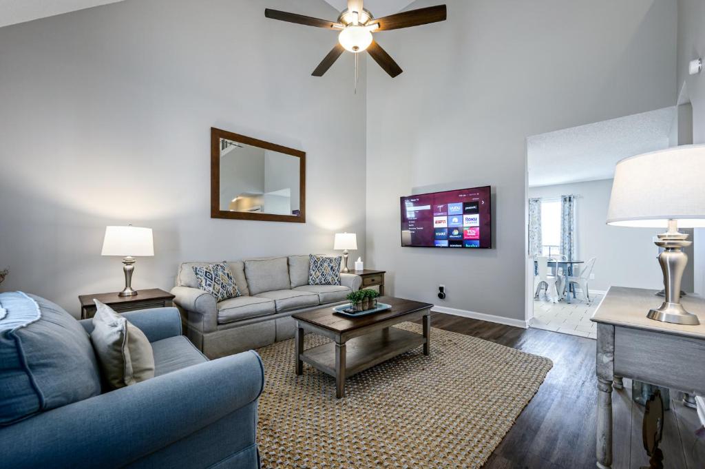 Welcome To This 4BR Getaway Near LakePoint Sports image