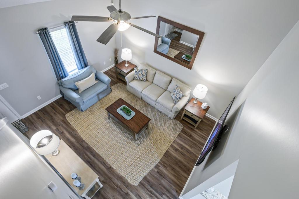 Welcome To This 4BR Getaway Near LakePoint Sports photo 1