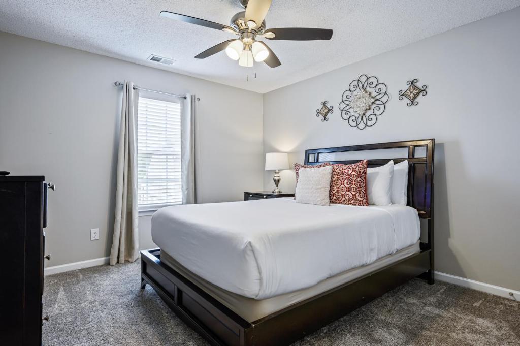 Welcome To This 4BR Getaway Near LakePoint Sports photo 2