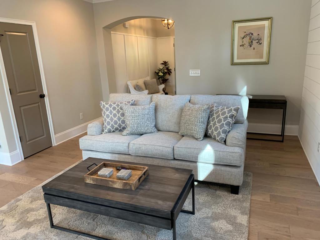 Fully Fenced & Fitted 4BR Near LakePoint Sports image