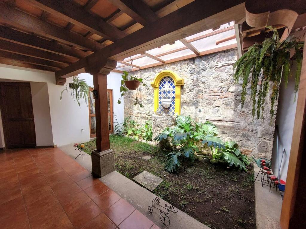 Amplia casa Antigua Guatemala con pérgola y jardín photo 3