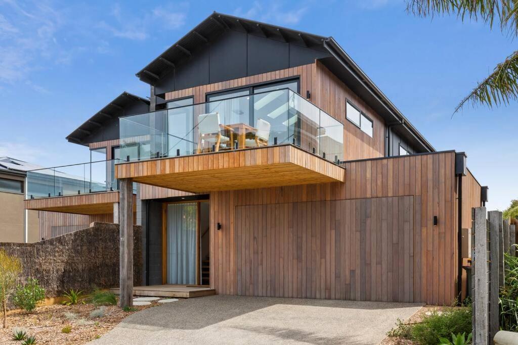 Riverside Luxe- Brand New, 50m to river, 3 bedroom, pizza oven!