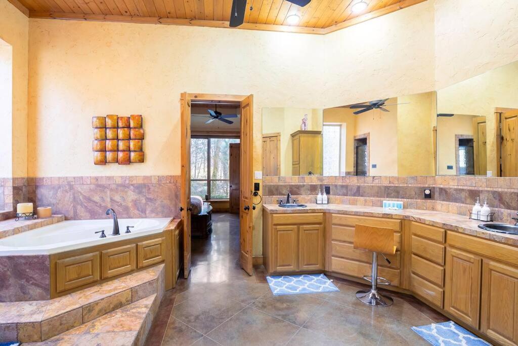 Texas Ranch House with 5 Bedroom and Fish Pond photo 2
