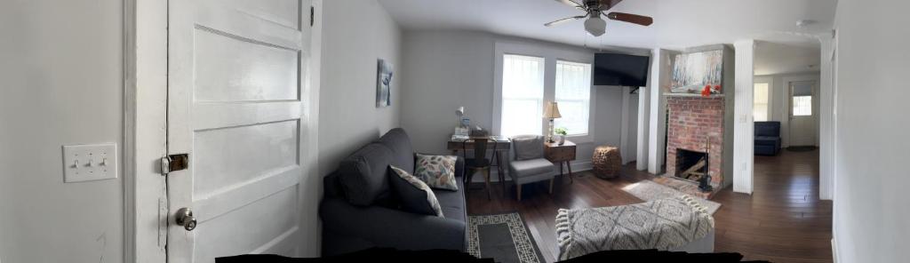 Getaway Country Cottage -Entire House w/ Fireplace image