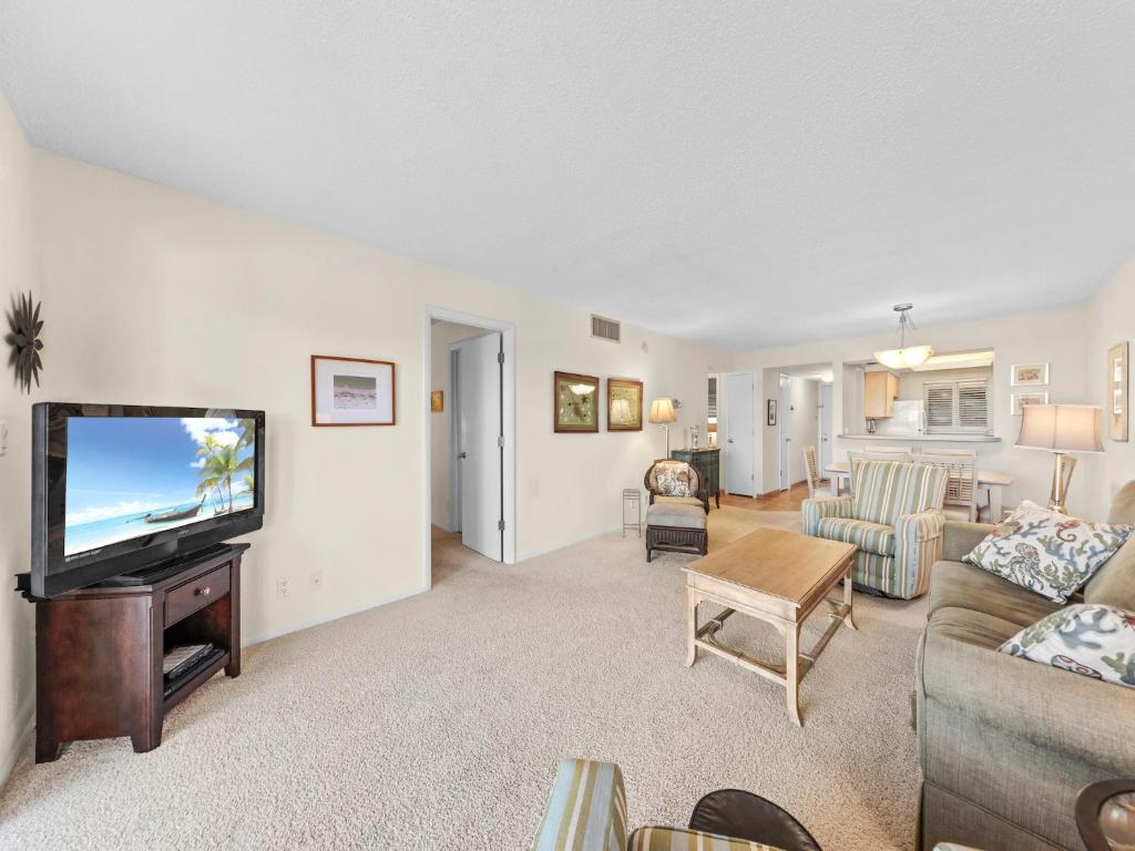 Sand Caper 202, Sleeps 4, Gulf Front, 2 Bedrooms, Elevator, Heated Pool photo 4