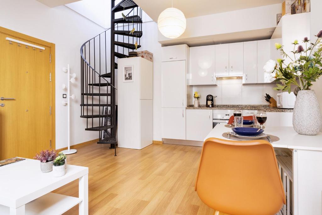 -MalagaSunApts-Romantic Private Terrace&Shared Pool - Tap to explore photos
