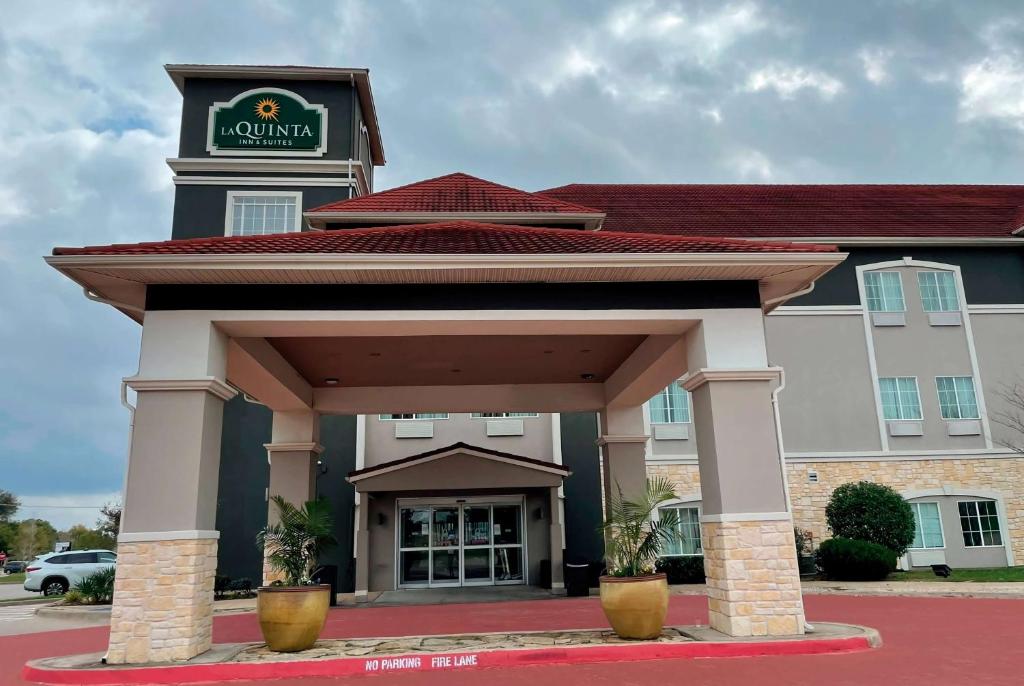 La Quinta Inn & Suites by Wyndham Waxahachie image