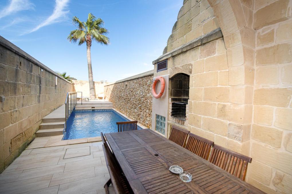 Ta' Rozi 5 Bedroom Farmhouse with Private Pool photo 2
