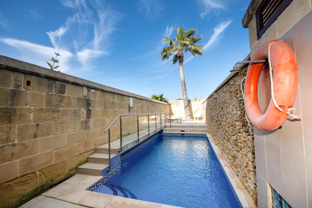 Ta' Rozi 5 Bedroom Farmhouse with Private Pool