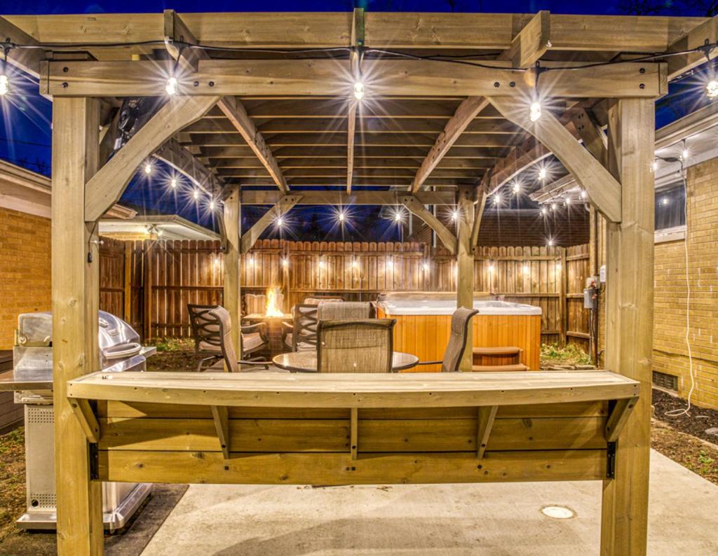 Modern Beach Bungalow, Firepit, Foosball, Hot tub, IN Dunes Natl Park image