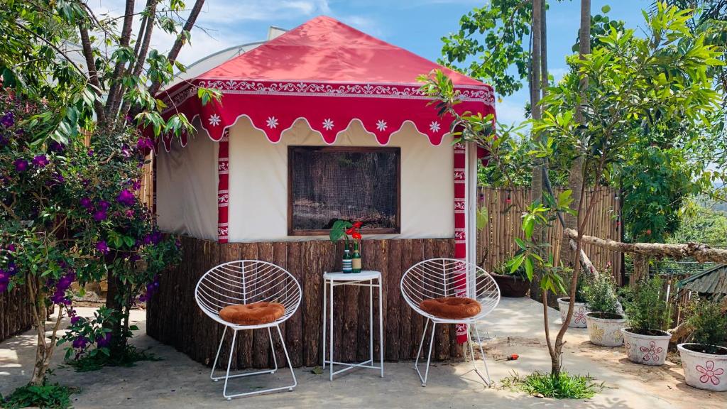 HOÀNG GIA TRANG, THE RUSTIC GARDEN