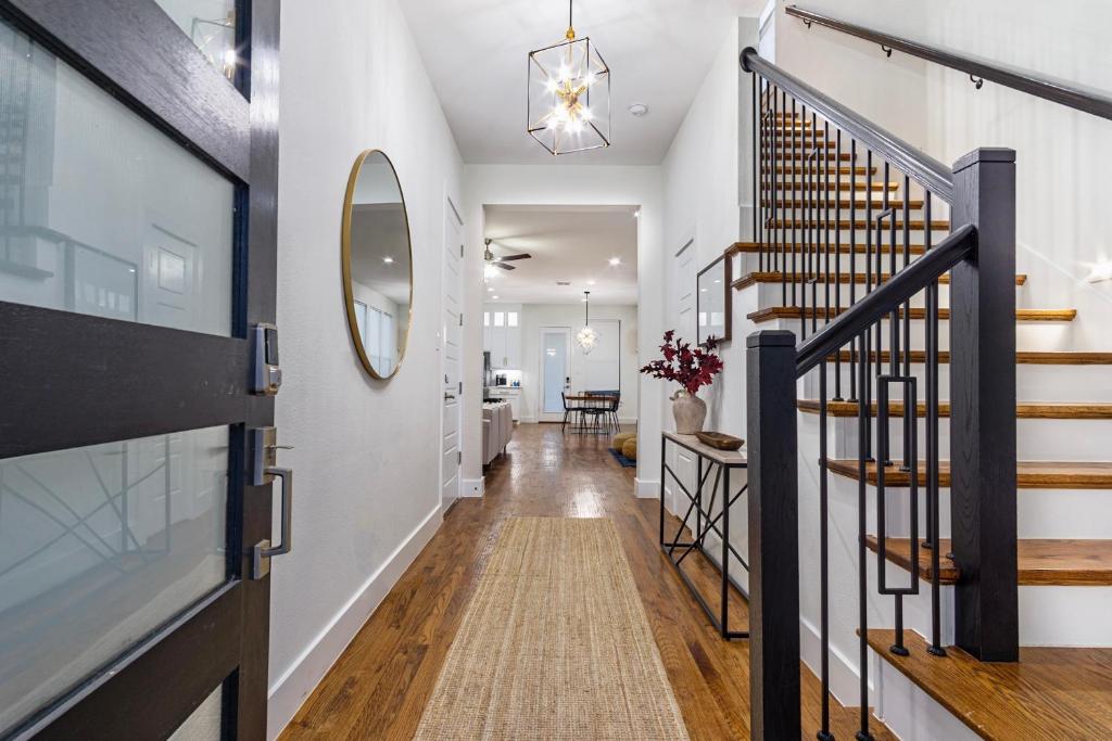 Beautiful Contemporary 4BR near Downtown Dallas