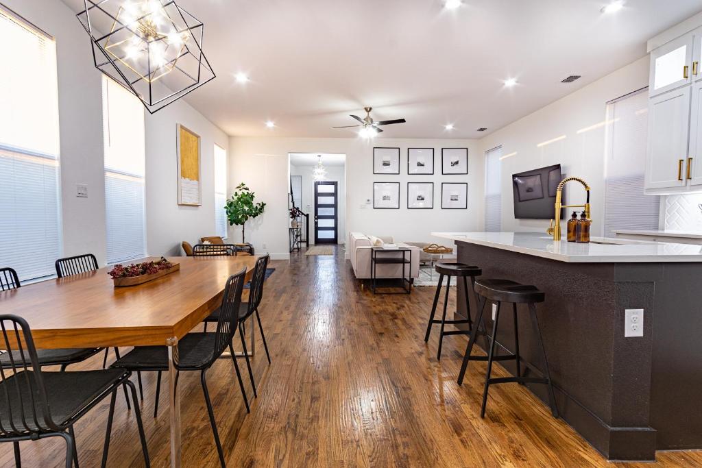 Beautiful Contemporary 4BR near Downtown Dallas photo 4