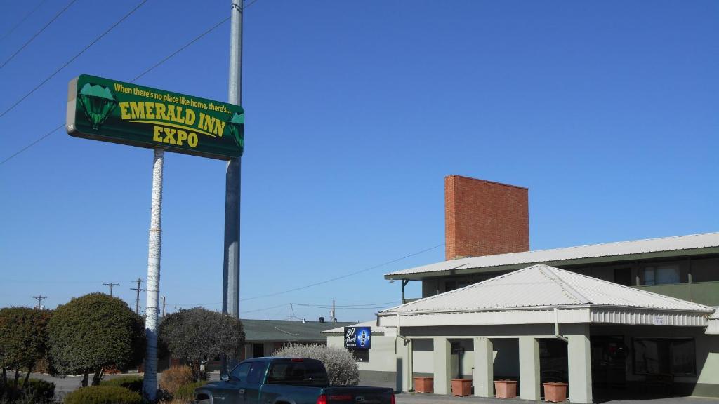 Econo Lodge Inn & Suites photo 2