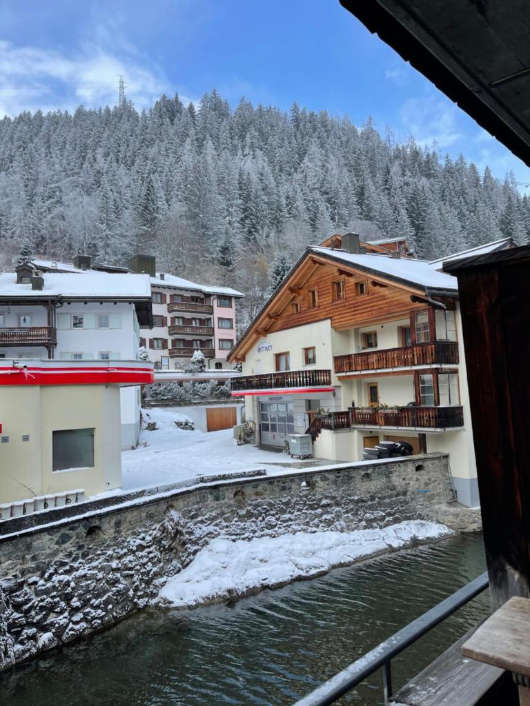 TOP LOCATION - Klosters center - 130m distance to ski lift Parsenn Gotschnabahn and railway station Klosters Platz - direct connection to Davos photo 1