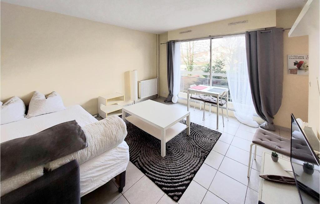 Nice Apartment In Les Pavillons-sous-boi With Wifi
