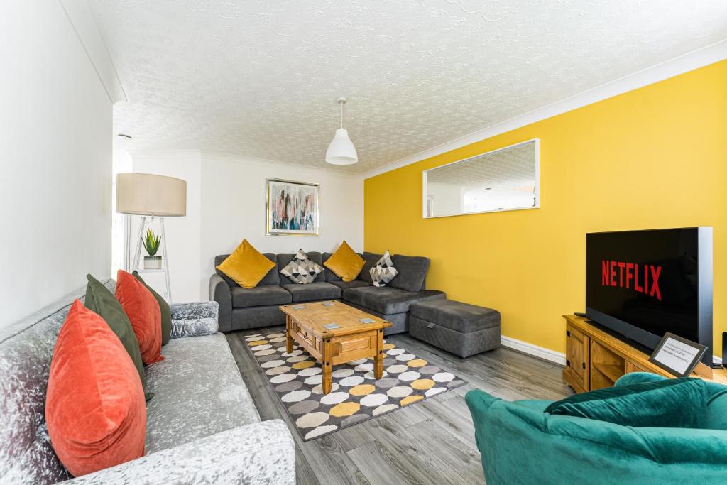 AMAZING CONTRACTOR HOUSE 3 bedroom warm modern house free secure off road parking, wifi & sky sleep upto 8 guest s photo 1