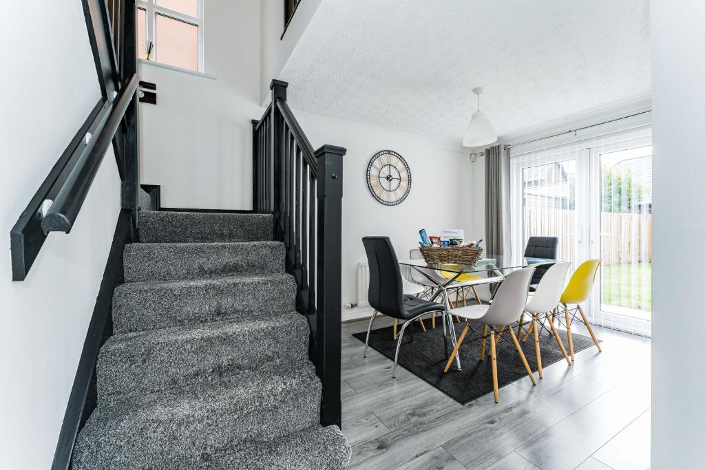AMAZING CONTRACTOR HOUSE 3 bedroom warm modern house free secure off road parking, wifi & sky sleep upto 8 guest s photo 3