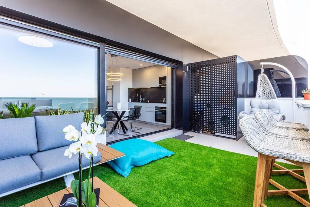 Sea view stylish apartment photo 3